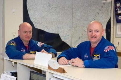 I gemelli Scott (a sinistra) e Mark Kelly in una foto del 2008 quando volavano sullo Shuttle. Sono entrambi stati selezionati dalla NASA nel maggio 1996. Mark ha al suo attivo quattro voli spaziali, dedicati all’assemblaggio della ISS. Crediti: NASA