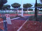 Bella Monaca spunta svincolo lampione mezzo. Incredibile, vero. Lavori pubblici alla romana