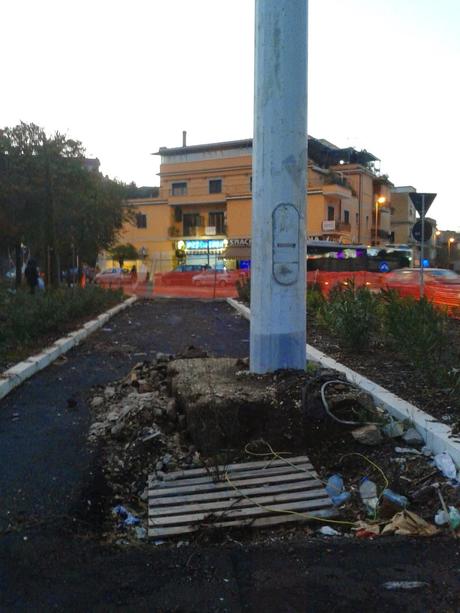 E a Tor Bella Monaca spunta lo svincolo con il lampione in mezzo. Incredibile, ma vero. Lavori pubblici alla romana