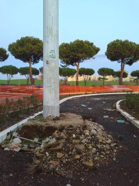 E a Tor Bella Monaca spunta lo svincolo con il lampione in mezzo. Incredibile, ma vero. Lavori pubblici alla romana