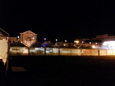 Il disgustoso mercatino di Natale di fronte a San Giovanni? In realtà è la Festa di Forza Italia. Una storia incredibile di squallore, degrado, presa in giro Il disgustoso mercatino di Natale di fronte a San Giovanni? In realtà è la Festa di Forza Italia. Una storia incredibile di squallore, degrado, presa in giro