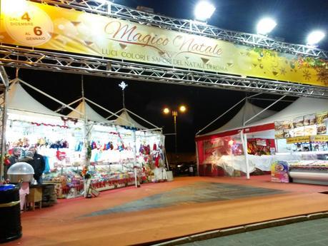 Il disgustoso mercatino di Natale di fronte a San Giovanni? In realtà è la Festa di Forza Italia. Una storia incredibile di squallore, degrado, presa in giro Il disgustoso mercatino di Natale di fronte a San Giovanni? In realtà è la Festa di Forza Italia. Una storia incredibile di squallore, degrado, presa in giro