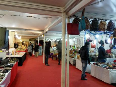 Il disgustoso mercatino di Natale di fronte a San Giovanni? In realtà è la Festa di Forza Italia. Una storia incredibile di squallore, degrado, presa in giro Il disgustoso mercatino di Natale di fronte a San Giovanni? In realtà è la Festa di Forza Italia. Una storia incredibile di squallore, degrado, presa in giro