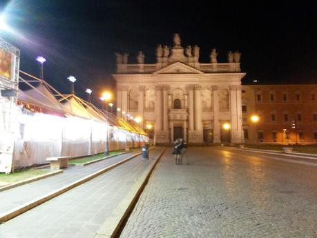 Il disgustoso mercatino di Natale di fronte a San Giovanni? In realtà è la Festa di Forza Italia. Una storia incredibile di squallore, degrado, presa in giro Il disgustoso mercatino di Natale di fronte a San Giovanni? In realtà è la Festa di Forza Italia. Una storia incredibile di squallore, degrado, presa in giro