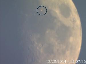 Un Ufo si solleva dal suolo lunare dal cratere Aristarchus