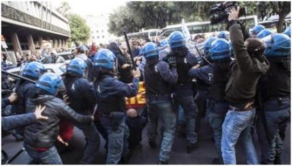 poliziotti manifestanti