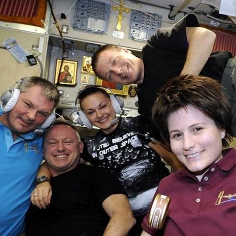 Cinque dei sei membri dell'equipaggio a bordo della ISS, Expedition 42. Crediti: Terry Virtis/NASA/ESA 