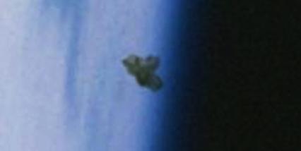 UFO orbita vicino alla ISS e allo Shuttle Atlantis? Immagini da archivio NASA