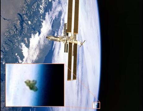 UFO orbita vicino alla ISS e allo Shuttle Atlantis? Immagini da archivio NASA