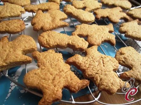 Tartufini di tofu e cioccolato bianco su biscotto integrale e salsa d'arancia: le coccole dell'anima