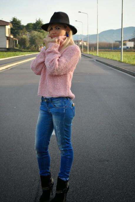 outfit maglione collo alto outfit maglione rosa outfit jeans tacchi abbinamenti jeans e tacchi cappello fedora abbinamenti cappello fedora abbinamenti maglione collo alto abbinamenti rosa outfit rosa how to wear pink how to wear turtleneck sweater how to wear fedora hat fashion blogger italiane fashion blogger bionde mariafelicia magno color block by felym outfit invernali outfit dicembre 2014 outfit eleganti invernali december outfits winter outfits orologio in legno gufo italy
