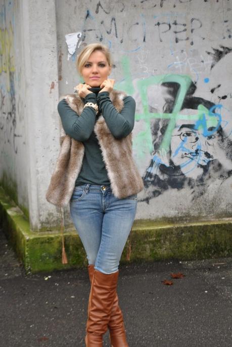 outfit jeans e tacchi outfit jeans  e maglione a collo alto outfit gilet di pelliccia abbinamenti jeans e tacchi abbinamenti stivali al ginocchio how to wear jeans and heels how to wear fur vest majique london bracelet bracciale majique london fashion blogger italiane fashion blogger bionde mariafelicia magno color block by felym outfit invernali outfit dicembre 2014 outfit eleganti invernali december outfits winter outfits