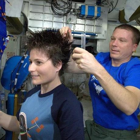 Terry Virtis, astronauta della NASA, taglia i capelli a Samantha Cristoforetti. Credti: NASA/Terry Virtis.