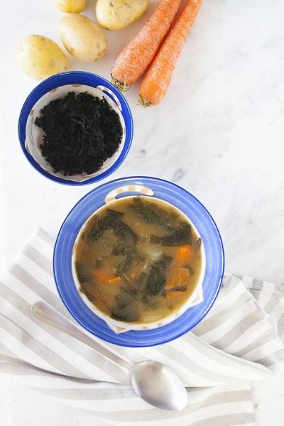 Zuppa di miso con carote, patate e alghe 