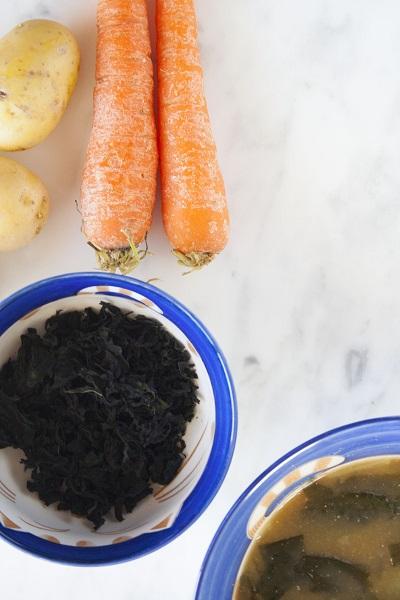 Zuppa di miso con carote, patate e alghe