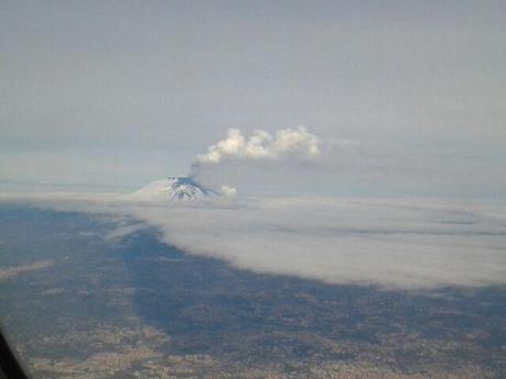 Etna, riprende l’attività del vulcano: una pioggia di cenere sospende i voli da e per Catania