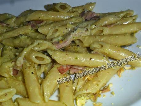 Penne al pesto di pistacchi , speck  e caprino