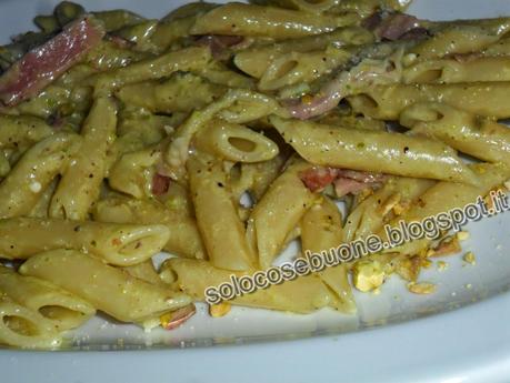 Penne al pesto di pistacchi , speck  e caprino