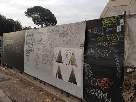 Piramide Cestia restaurata da un mecenate privato, ma il relativo cantiere informativo devastato dai vandali più volte. Quale altro mecenate privato tornerà ad investire a Roma?