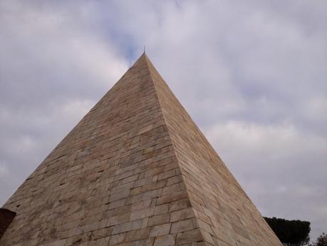 Piramide Cestia restaurata da un mecenate privato, ma il relativo cantiere informativo devastato dai vandali più volte. Quale altro mecenate privato tornerà ad investire a Roma?