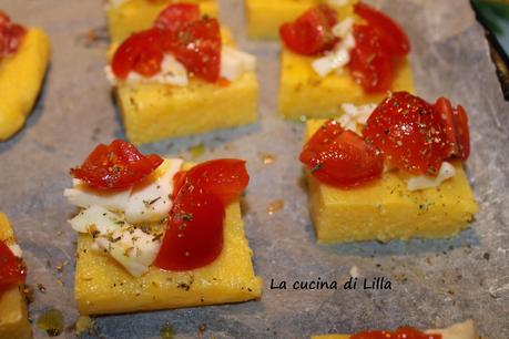 Antipasti: Crostini di polenta con provola e pancetta e alla pizzaiola