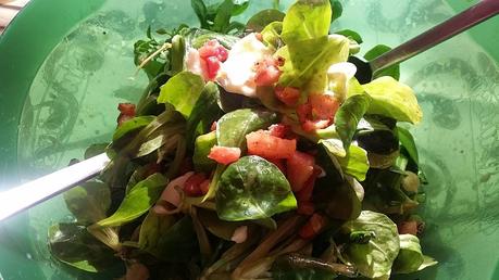 Insalata valeriana con uovo caldo e pancetta croccante