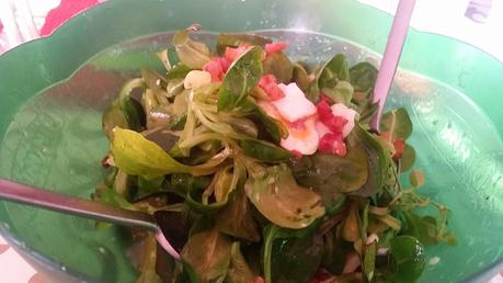 Insalata valeriana con uovo caldo e pancetta croccante