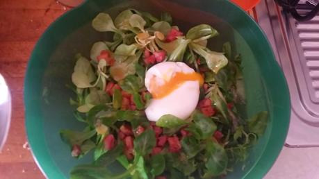 Insalata valeriana con uovo caldo e pancetta croccante