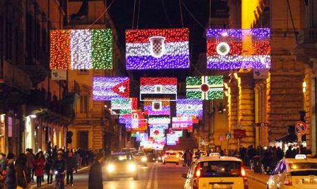 FOLLIA TRASH A ROMA: VIA DEL CORSO UMILIATA, TRASFORMATA IN UN VOLGARE E PACCHIANISSIMO VIDEOGAME, A PIAZZA NAVONA NIENTE PIU' PRESEPI, SOLO STAND DA LUNA PARK E TRIPUDIO DI VENDITORI ABUSIVI