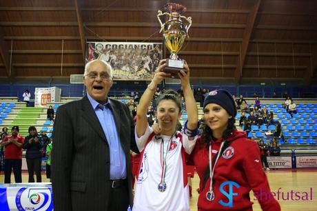 Milena Piantellino, capitano della briciola, alza al cielo la coppa di seconda classificata nelle Final Four di calcio a 5 femminile di Genzano