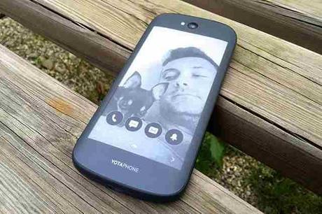 Yotaphone 2 quanto dura la batteria 2500 mah del telefono con 2 display