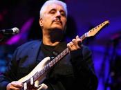 Video. Pino Daniele canta “Quando” sotto sguardo commosso Troisi