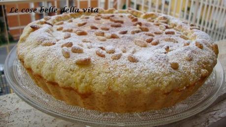 Crostata ripiena di crema profumata a limone e pinoli