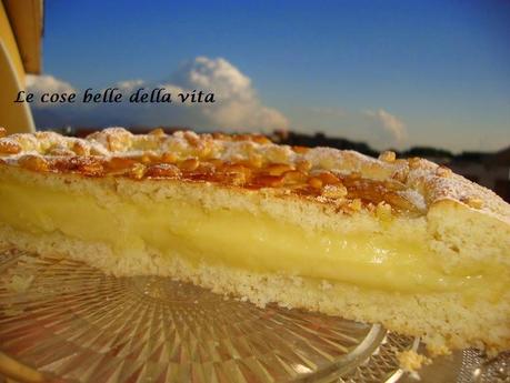 Crostata ripiena di crema profumata a limone e pinoli