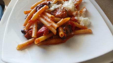 ZITI NAPOLETANI CON MELANZANE E SCAMORZA FILANTE.