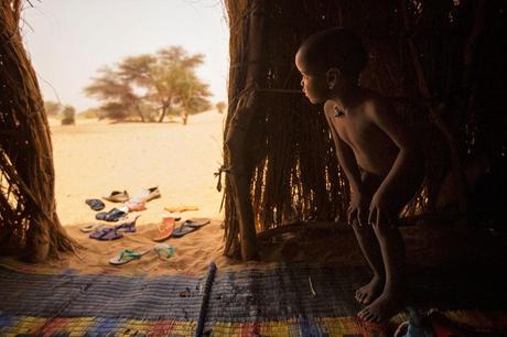 45_Mauritania_nomade_bambino_guarda_tempesta