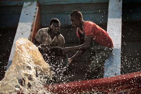 01_Mauritania_pescatori_svuotano_barca