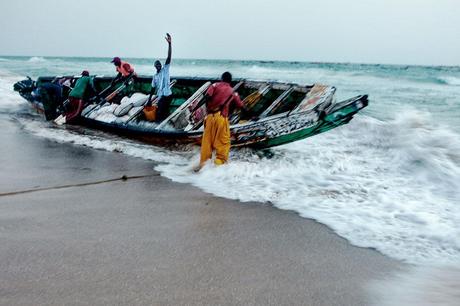 02_Mauritania_pescatori_rimettono_barca_in_mare