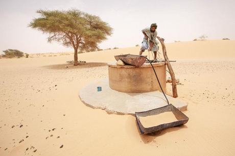 46_Mauritania_nomade_acqua_pozzo_deserto