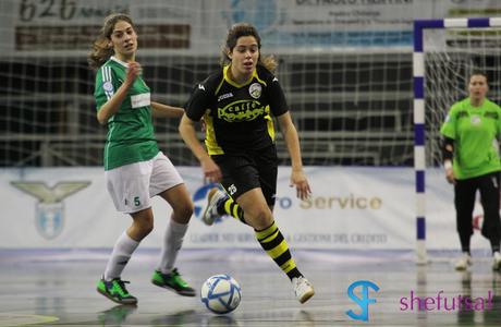 Verzulli (CPFM) sfugge alla marcatura di Floris (PMB) nella gara di ritorno della serie A di calcio a 5 femminile