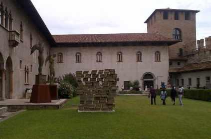 Mitoraj Castel Vecchio il cortile interno Verona 2013