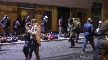 Piazza Navona per la Befana? La festa degli abusivi. E quando arrivano i vigili ne acciuffano uno ma se lo fanno scappare