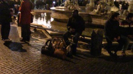 Piazza Navona per la Befana? La festa degli abusivi. E quando arrivano i vigili ne acciuffano uno ma se lo fanno scappare