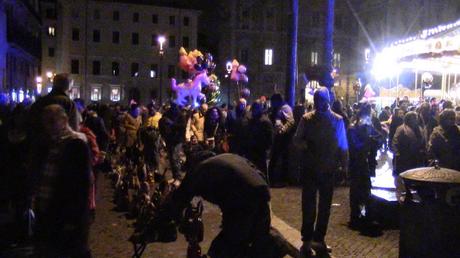 Piazza Navona per la Befana? La festa degli abusivi. E quando arrivano i vigili ne acciuffano uno ma se lo fanno scappare