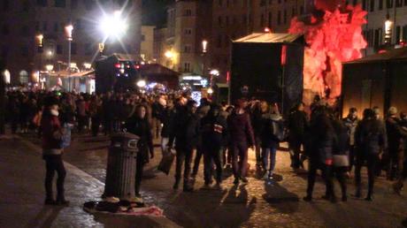 Piazza Navona per la Befana? La festa degli abusivi. E quando arrivano i vigili ne acciuffano uno ma se lo fanno scappare