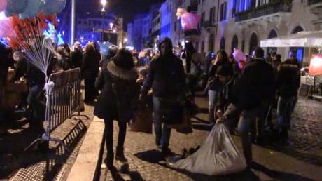 Piazza Navona per la Befana? La festa degli abusivi. E quando arrivano i vigili ne acciuffano uno ma se lo fanno scappare