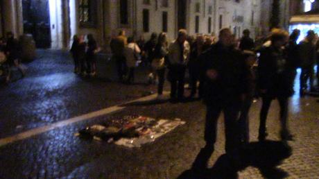 Piazza Navona per la Befana? La festa degli abusivi. E quando arrivano i vigili ne acciuffano uno ma se lo fanno scappare