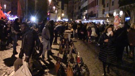 Piazza Navona per la Befana? La festa degli abusivi. E quando arrivano i vigili ne acciuffano uno ma se lo fanno scappare