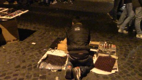 Piazza Navona per la Befana? La festa degli abusivi. E quando arrivano i vigili ne acciuffano uno ma se lo fanno scappare