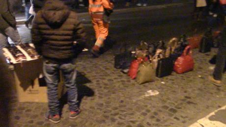 Piazza Navona per la Befana? La festa degli abusivi. E quando arrivano i vigili ne acciuffano uno ma se lo fanno scappare